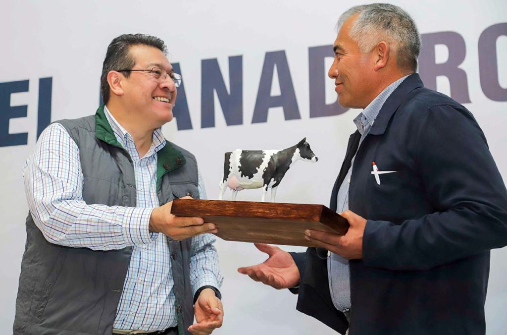 Marco Mena entrega Premio al Mérito Ganadero 2019