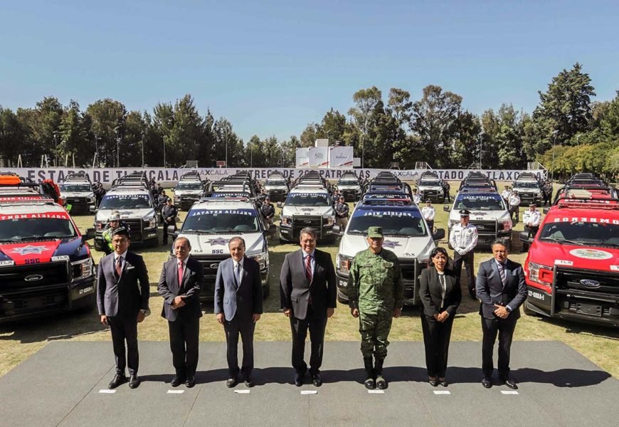Marco Mena entrega 200 patrullas para la seguridad de los tlaxcaltecas