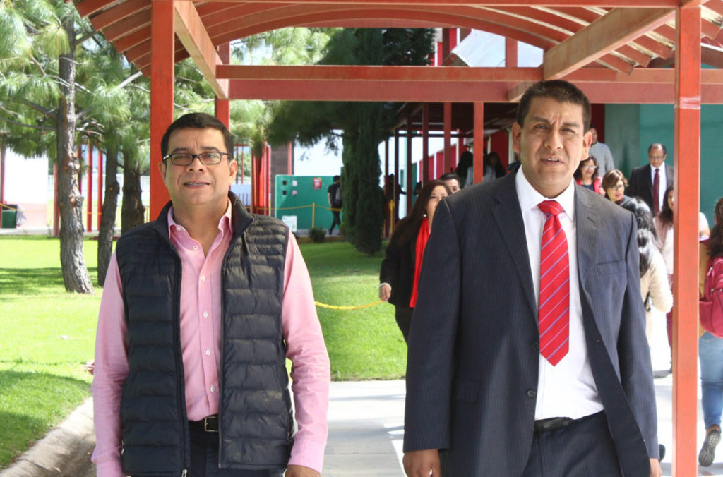  Enrique Padilla Sánchez, rector de la UPTx y el director general del Colegio de Estudios Cintíficos y Tecnológicos del Estado (CECyTe) Teodardo Muñoz Torres suscribieron el convenio.