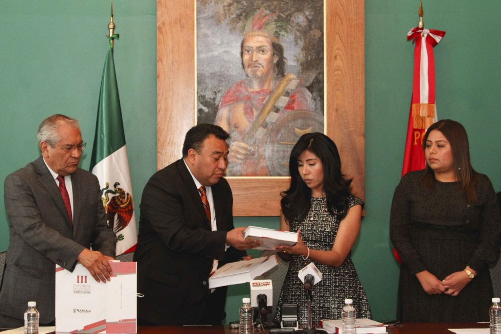  El Secretario de Gobierno, José Aarón Pérez Carro entregó el III Informe del Gobernador Marco Mena al Congreso Local.