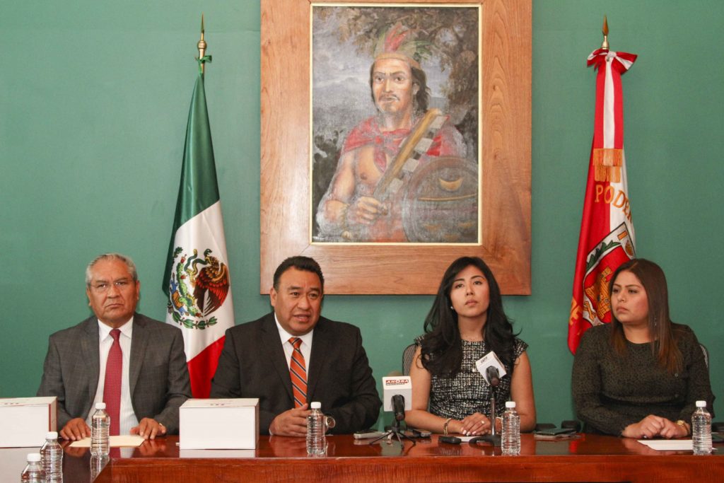 El Secretario de Gobierno, José Aarón Pérez Carro entregó el III Informe del Gobernador Marco Mena al Congreso Local.
