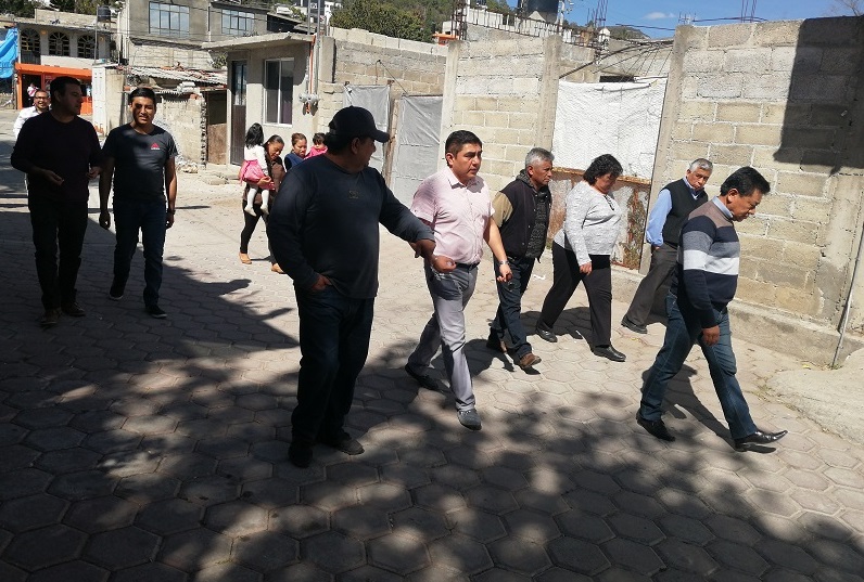 Giovanni Pérez Briones, presidente municipal de Totolac, recorrió las calles en compañía de los colonos para conocer sus necesidades.