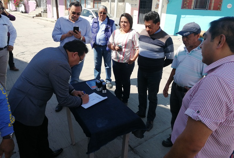 Giovanni Pérez Briones, presidente municipal de Totolac, recorrió las calles en compañía de los colonos para conocer sus necesidades.