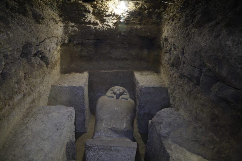 Hallan en Egipto 30 tumbas con más de 10 mil objetos