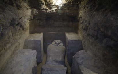 Hallan en Egipto 30 tumbas con más de 10 mil objetos