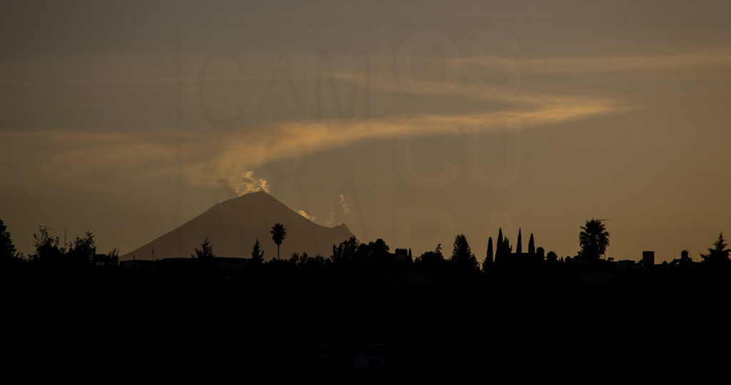 El volcán Popocatépetl registró actividad esta mañana, lo que alertó a las autoridades.