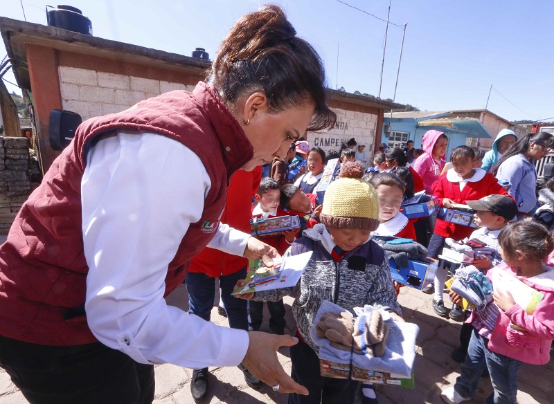 Sandra Chávez Ruelas entregó obsequios a niñas, niños y adolescentes de Tlaxco.