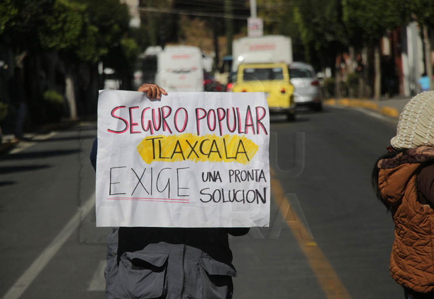 Se manifiestan trabajadores del Ex Seguro Popular frente a las escalinatas en Tlaxcala.