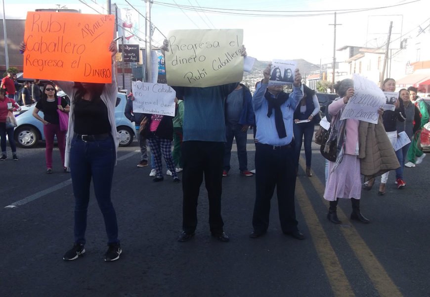 Padres de Familia cierran vialidades en protesta por robo de cuotas voluntarias