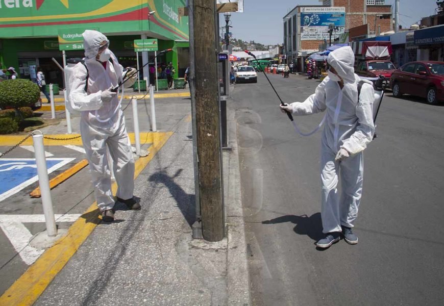 Sanitizan espacios públicos en la capital tlaxcalteca Sanitizan espacios públicos en la capital tlaxcalteca