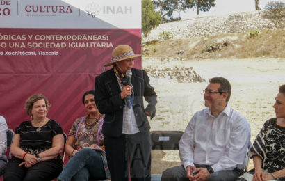 Marco Mena, Olga Sánchez y Alejandra Frausto recorren zona arqueológica de Xochitécatl; se rehabilitará
