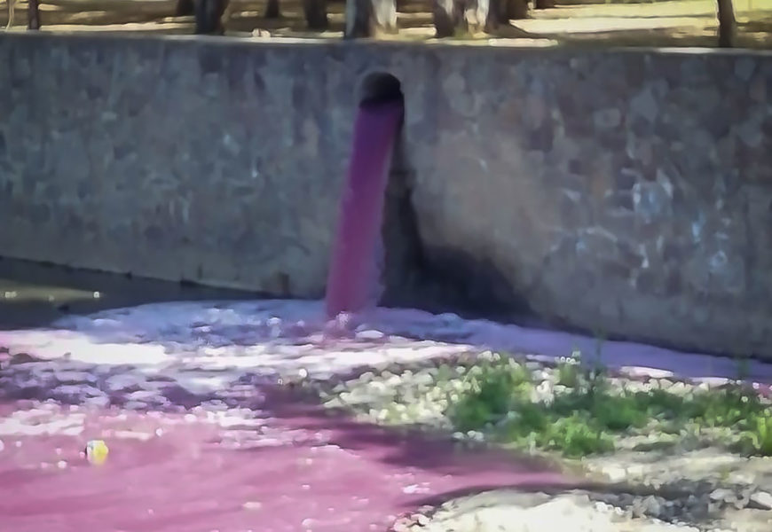 Denuncian en redes descargas de agua residual de color rojizo en el río Zahuapan
