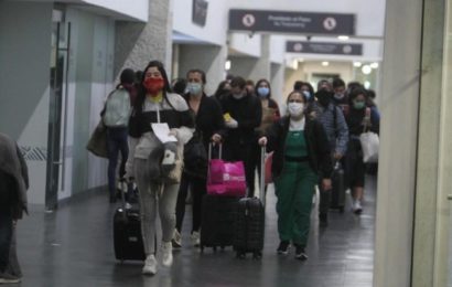 Regresan casi 10 mil mexicanos varados en el extranjero
