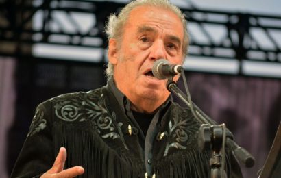 Reportan el fallecimiento del cantante y compositor Óscar Chávez