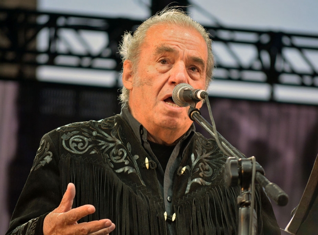 Reportan el fallecimiento del cantante y compositor Óscar Chávez