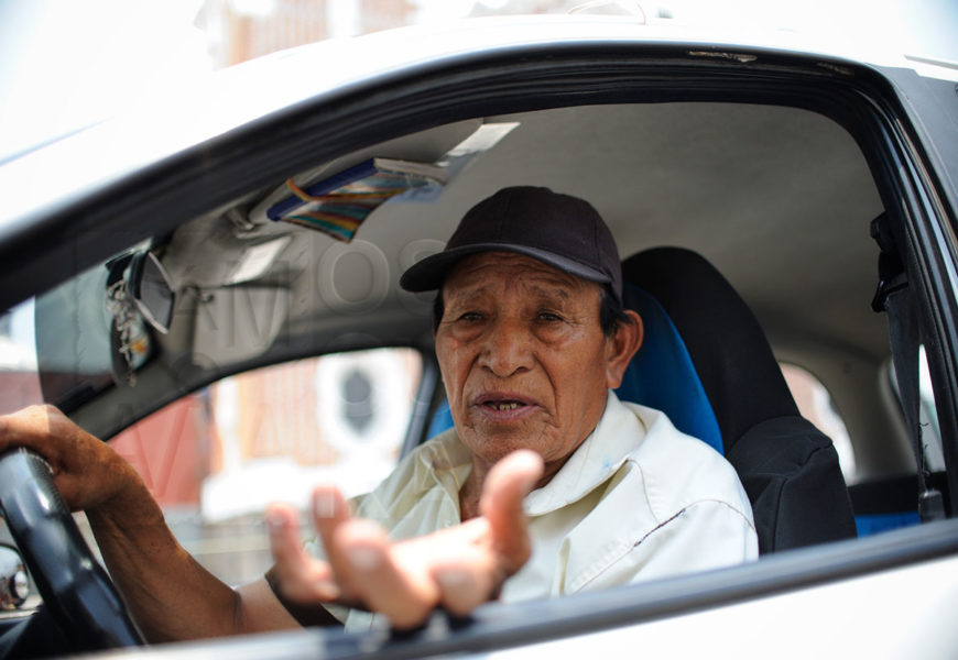 Pandemia por covid-19 afecta a taxistas de la tercera edad