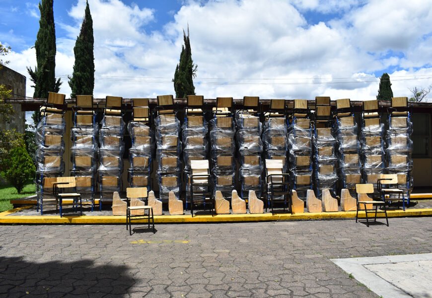 Distribuye COBAT-TBC mobiliario escolar en los planteles