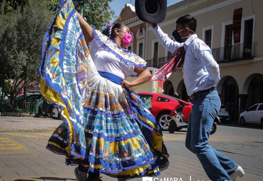 Para patrocinar clases en línea, alumnos realizan danzas folclóricas en las calles