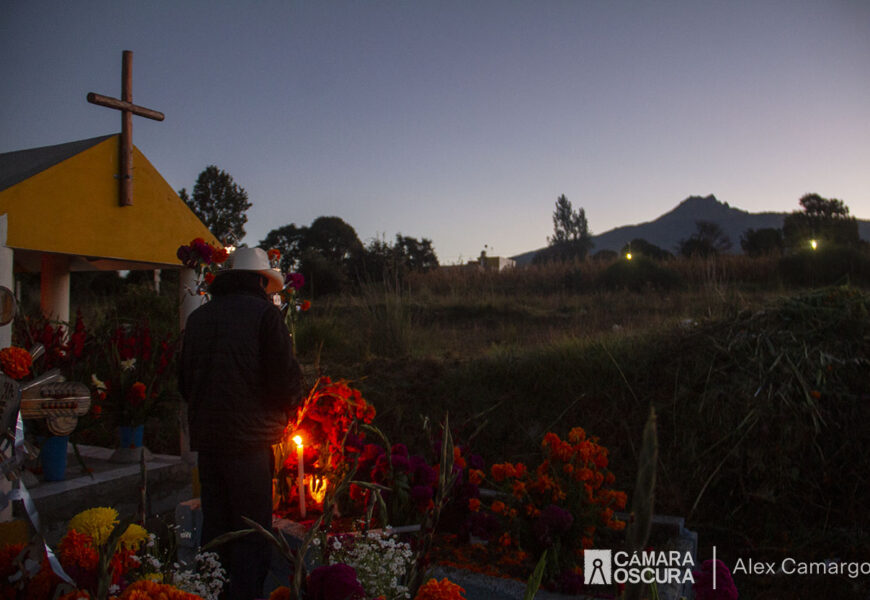 Pese al frío y a restricciones, se hizo honor a los difuntos en San Isidro Buensuceso