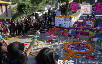 Colocan ofrenda a víctimas de feminicidio en Tlaxcala