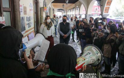 Feministas realizan plantón frente al ayuntamiento de Tlaxcala para exigir alto al acoso
