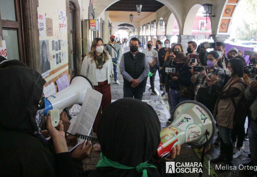 Feministas realizan plantón frente al ayuntamiento de Tlaxcala para exigir alto al acoso