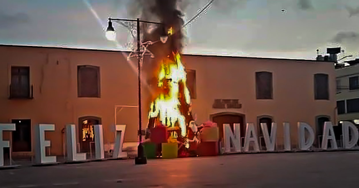Por segundo año consecutivo, se incendia árbol navideño en Ixtenco
