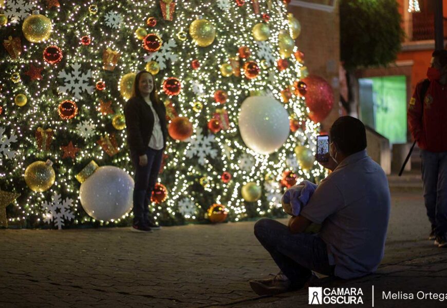 Disfrutan ciudadanos y turistas de las luces por fiestas decembrinas