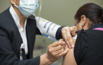 Inicia segunda fase de vacunación a personal médico contra Covid-19