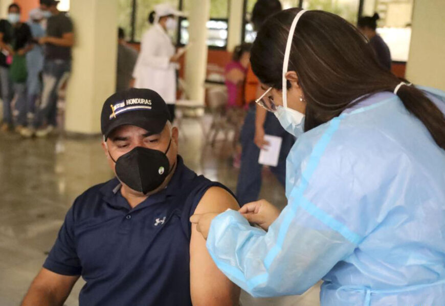 Inicia en Honduras vacunación a periodistas contra COVID-19
