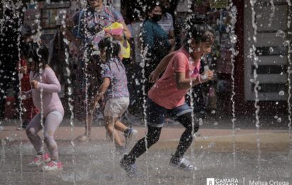 Por canícula, familias disfrutan de mojarse en la fuente musical de la ciudad de Apizaco