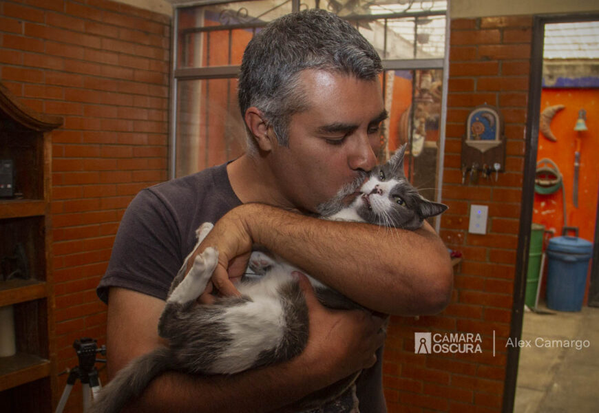 Un refugio con dignidad y respeto, así es «El señor de los gatos»