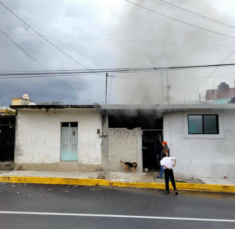 Sofocan incendio elementos de la Policía Municipal de Tlaxcala; rescatan a un civil del siniestro