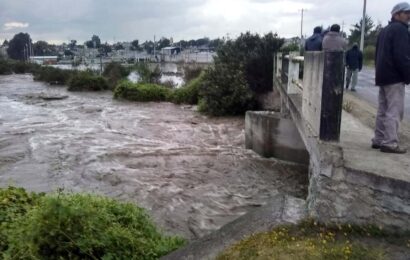 Autoridades atienden emergencia por inundación en Atltzayanca