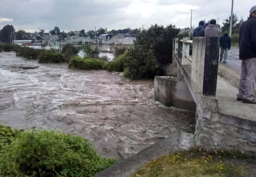 Autoridades atienden emergencia por inundación en Atltzayanca