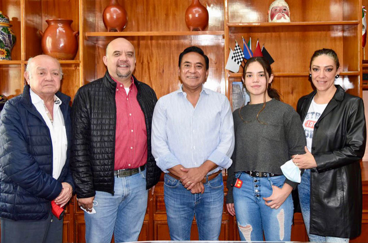 Recibe alcalde de Tlaxcala a la nadadora Bárbara Palafox