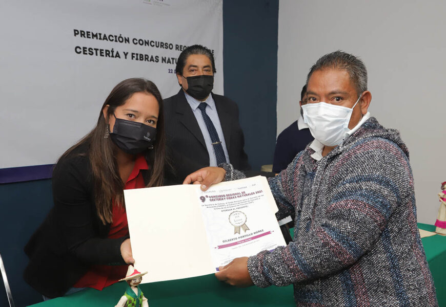 Premió casa de artesanías a los ganadores del concurso regional de cestería y fibras naturales