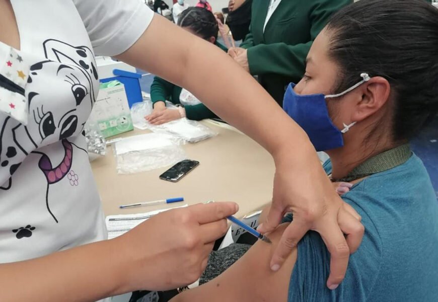 Invita SESA a la población a vacunarse contra el covid-19