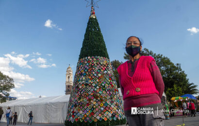 Recubren con tejidos a mano árbol de navidad en Zacatelco