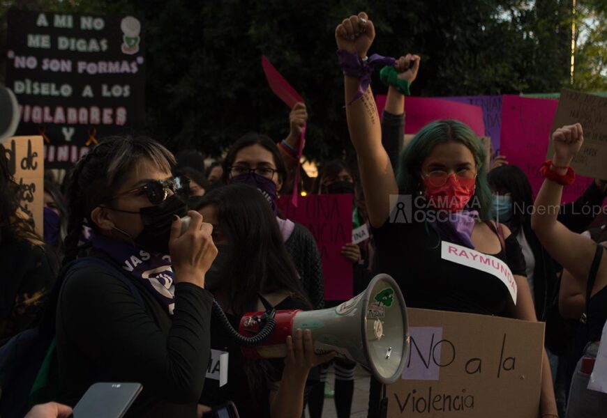 Marchan en conmemoración del Dia Internacional contra la Violencia de la Mujer