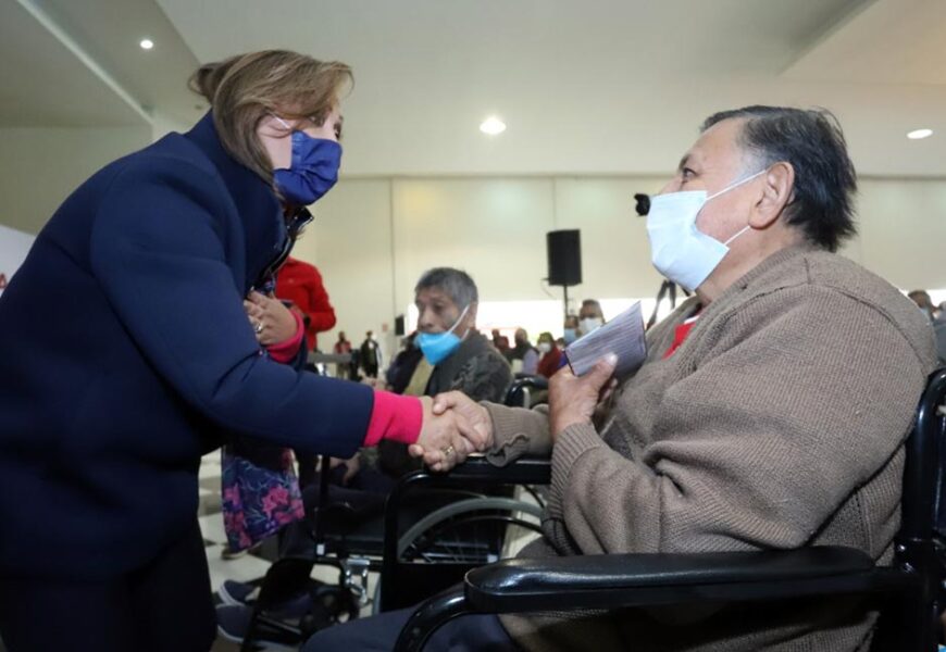 Presencia gobernadora Lorena Cuéllar la entrega de tarjetas de pensión a adultos mayores