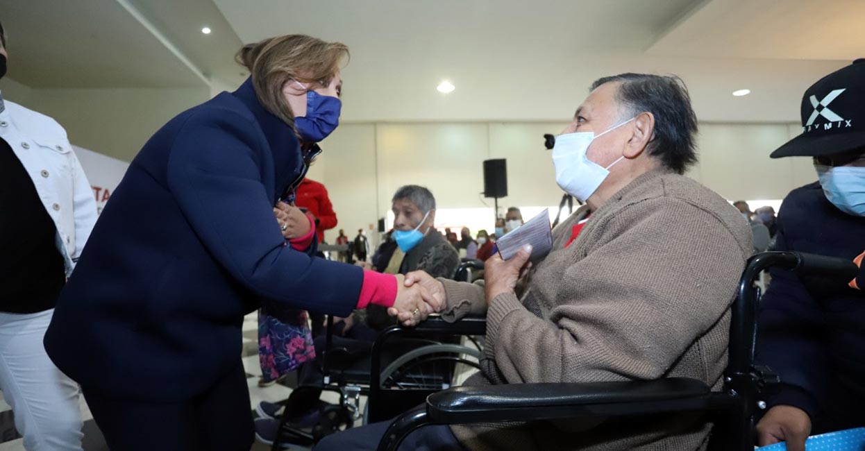Presencia gobernadora Lorena Cuéllar la entrega de tarjetas de pensión a adultos mayores