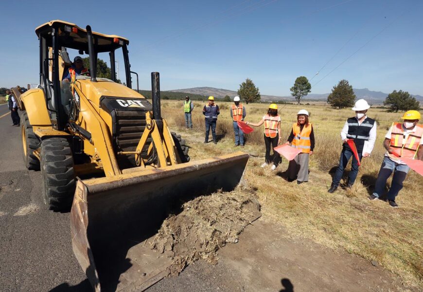 Lorena Cuéllar dio banderazo de inicio a la reconstrucción de la carretera a Atlangatepec