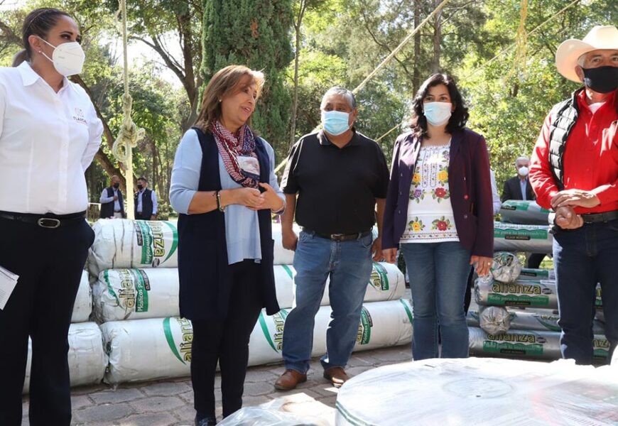 Lorena Cuéllar entregó apoyos a productores para reconstrucción de invernaderos
