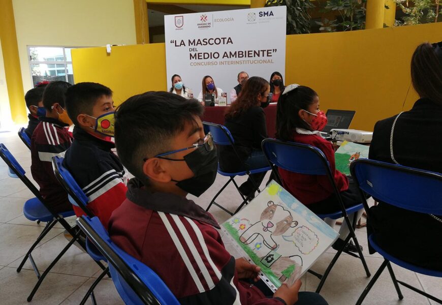 Alumnos de Amaxac dan vida a la nueva mascota ecológica