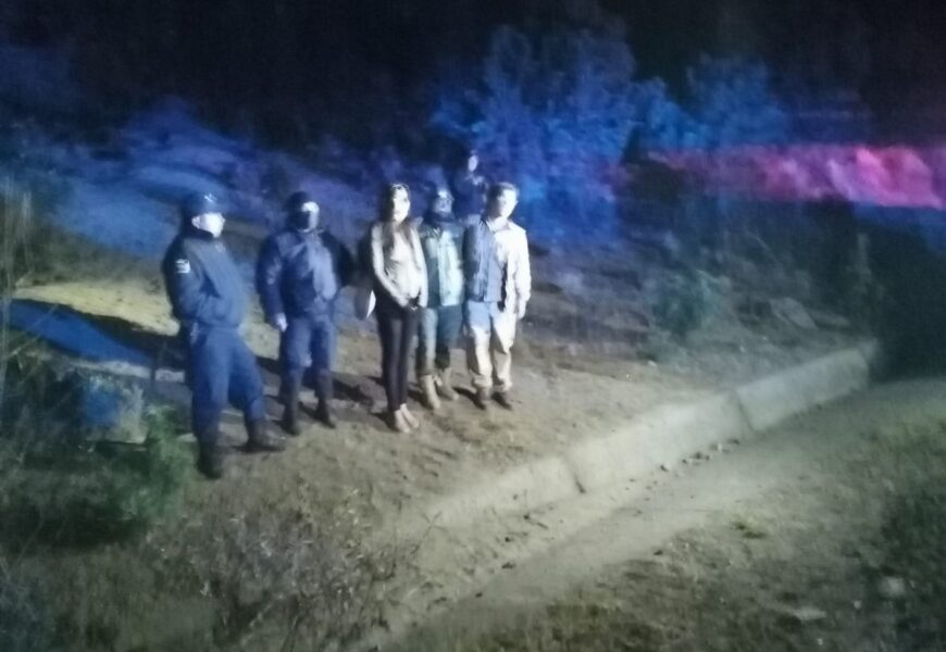 Policía de montaña auxilia a dos personas extraviadas