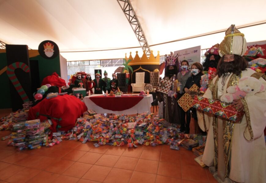 De manera simbólica, SECTURE entregó al SEDIF juguetes donados en la villa navideña De manera simbólica, SECTURE entregó al SEDIF juguetes donados en la villa navideña