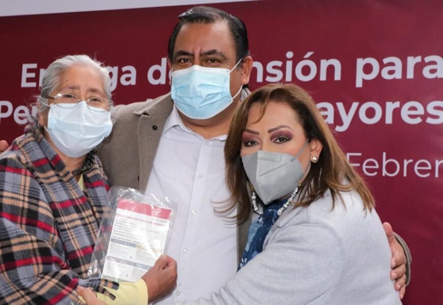 Gobernadora Lorena Cuéllar constató la entrega de pensiones a personas adultas mayores y con discapacidad en Atltzayanca Gobernadora Lorena Cuéllar constató la entrega de pensiones a personas adultas mayores y con discapacidad en Atltzayanca