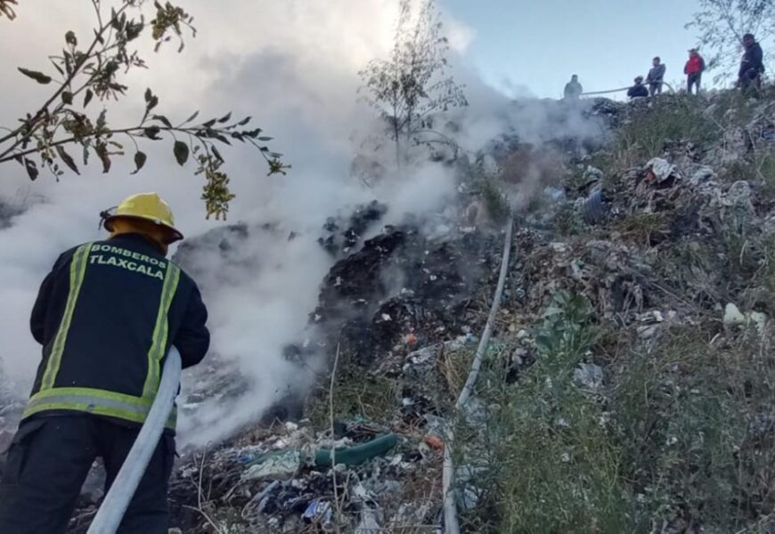 Bomberos atiende incendio en relleno sanitario de Nanacamilpa, Tlaxcala