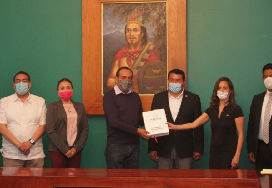 Entrega ejecutivo proyecto del plan estatal de desarrollo de Tlaxcala 2021-2027 al congreso